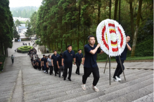賡續井岡山精神，向革命烈士敬獻花圈